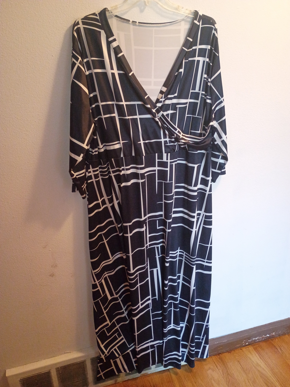 Black & White Geometric Wrap-Style Women’s Top